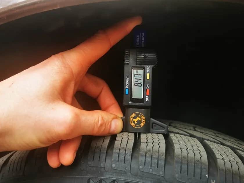 Przebijanie opon: Kary do 8 lat więzienia? Poznaj ryzyko!