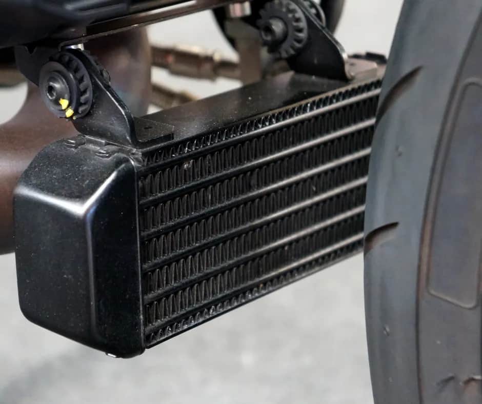 Chłodnica oleju: objawy awarii, diagnoza, koszty naprawy. Ekspert radzi!