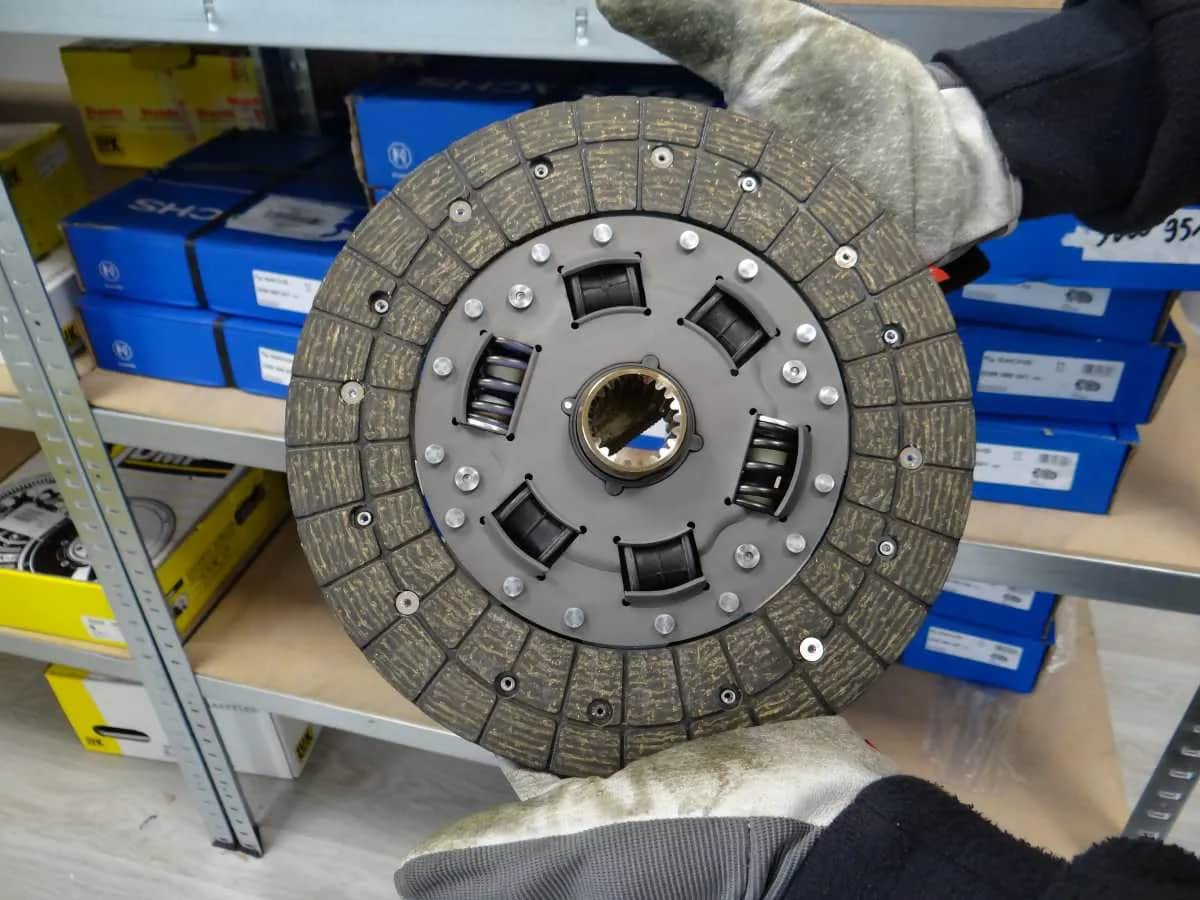 Miękki pedał sprzęgła? Objawy zapowietrzonej pompy i co robić!