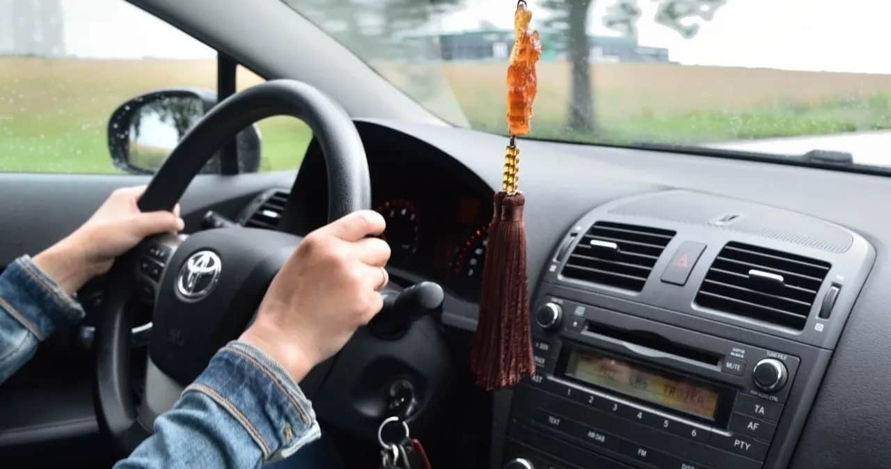 Hamowanie silnikiem: mit czy oszczędność? Ekspert rozwiewa wątpliwości