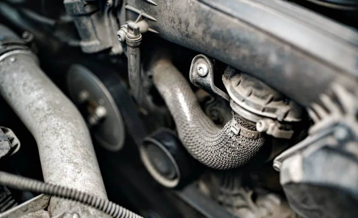 Nieszczelna chłodnica EGR: Jak ją rozpoznać i ile zapłacisz za naprawę?