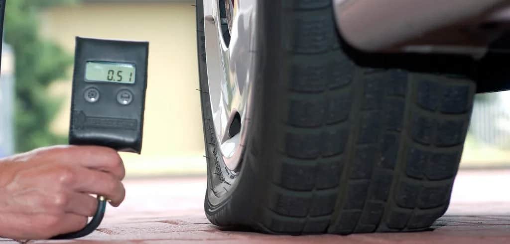 Jakie ciśnienie w oponach? Klucz do bezpieczeństwa i oszczędności